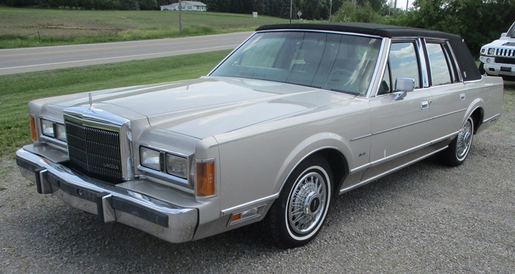 photo of 1989 Lincoln Town Car Base